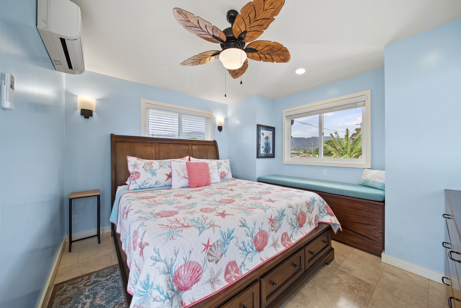 Waialua Vacation Rentals, Waialua Beachfront Estate - You'll find a tv and California king sized bed.