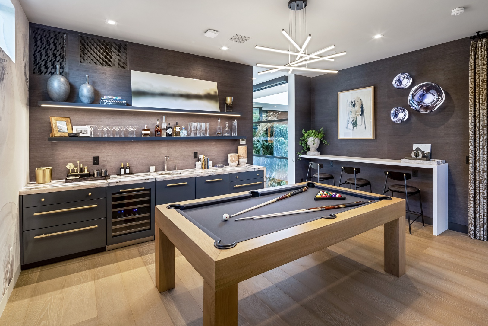 Honolulu Vacation Rentals, Diamond Head Grand Escape - Spend quality time in the entertainment room, complete with billiards and a sleek bar for evening fun.