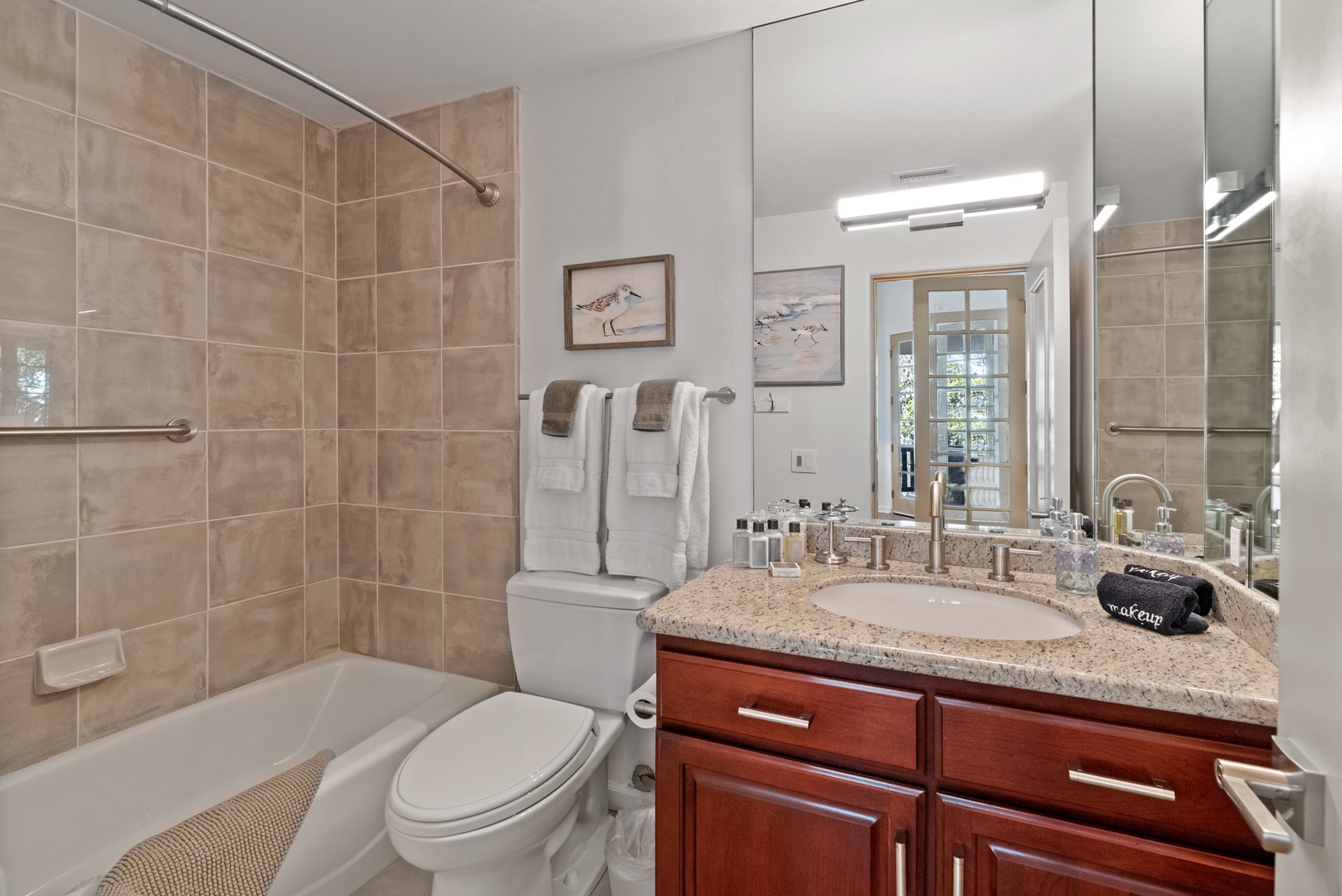 La Jolla Vacation Rentals, Coastal Lookout - Full bath private ensuite to Bedroom 1 with shower/tub combination