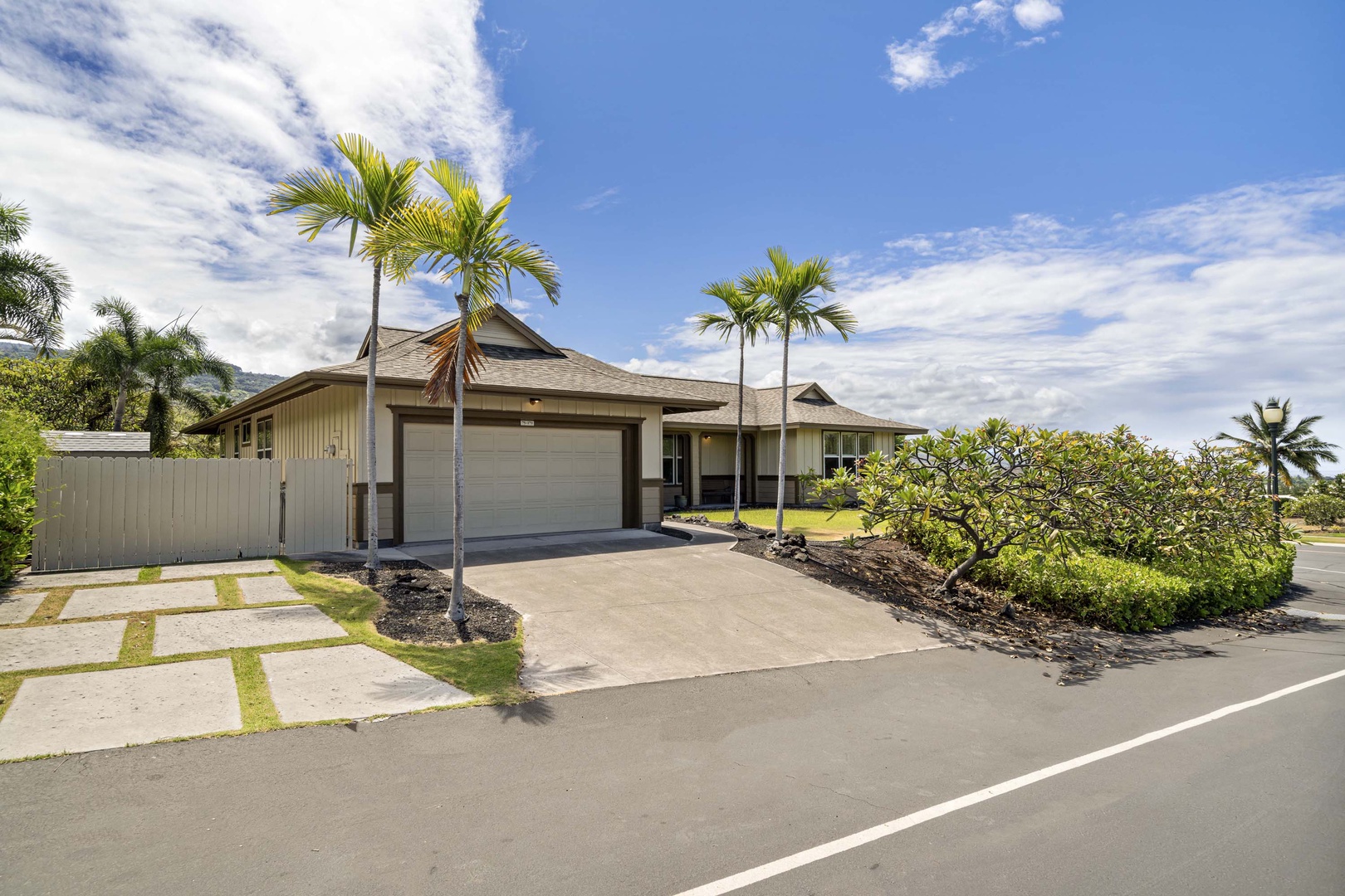 Kailua Kona Vacation Rentals, Kahakai Estates Hale - First impressions last: welcome to your home's grand facade.