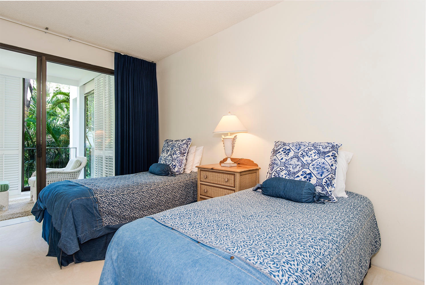 Honolulu Vacation Rentals, Kahala Beachfront Villa - The guest bedroom has two twin beds and garden views.