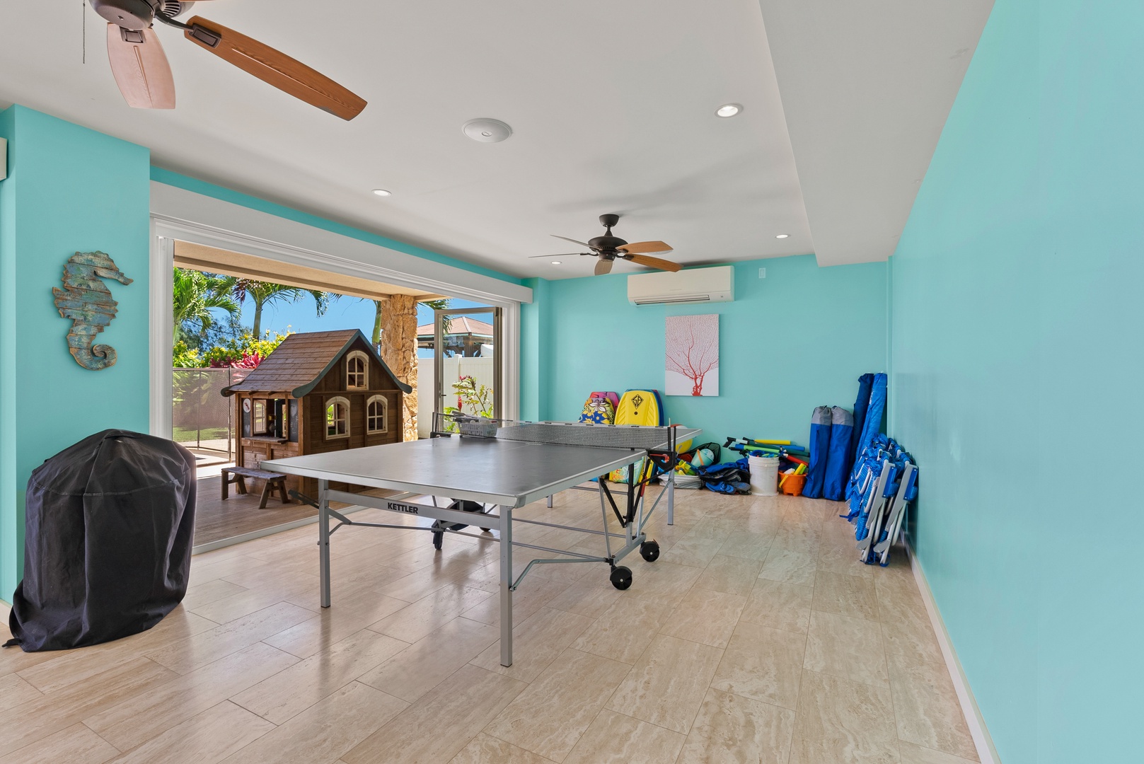 Waialua Vacation Rentals, Waialua Beachfront Getaway - First floor entertaining room with ping pong table