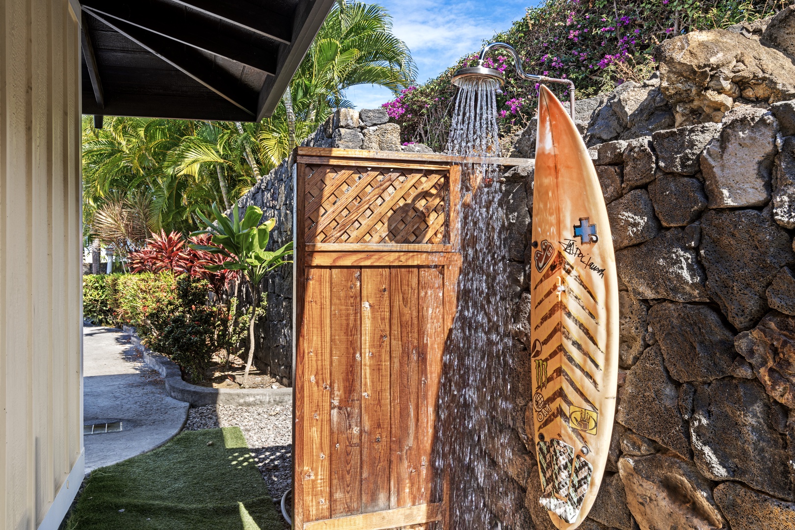 Kailua Kona Vacation Rentals, Ohana le'ale'a - Rinse off under the open-air outdoor shower, perfect after a beach day.