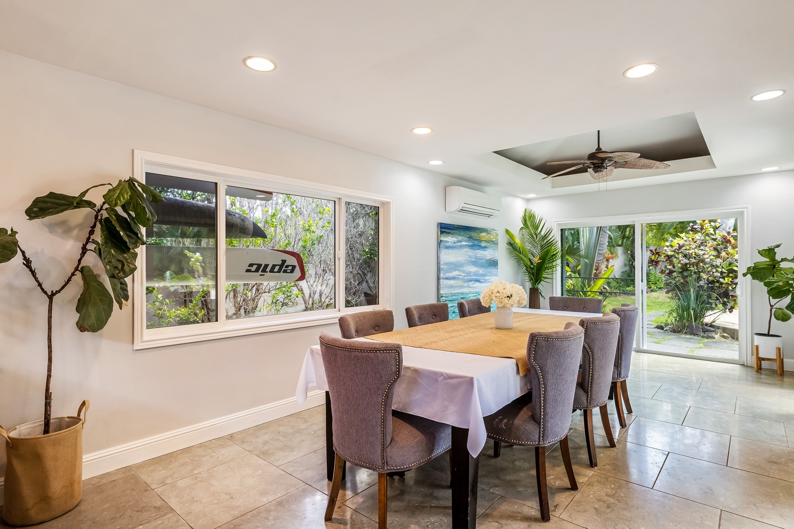 Honolulu Vacation Rentals, Hale Ho'omaha - The dining table comfortably seats 8