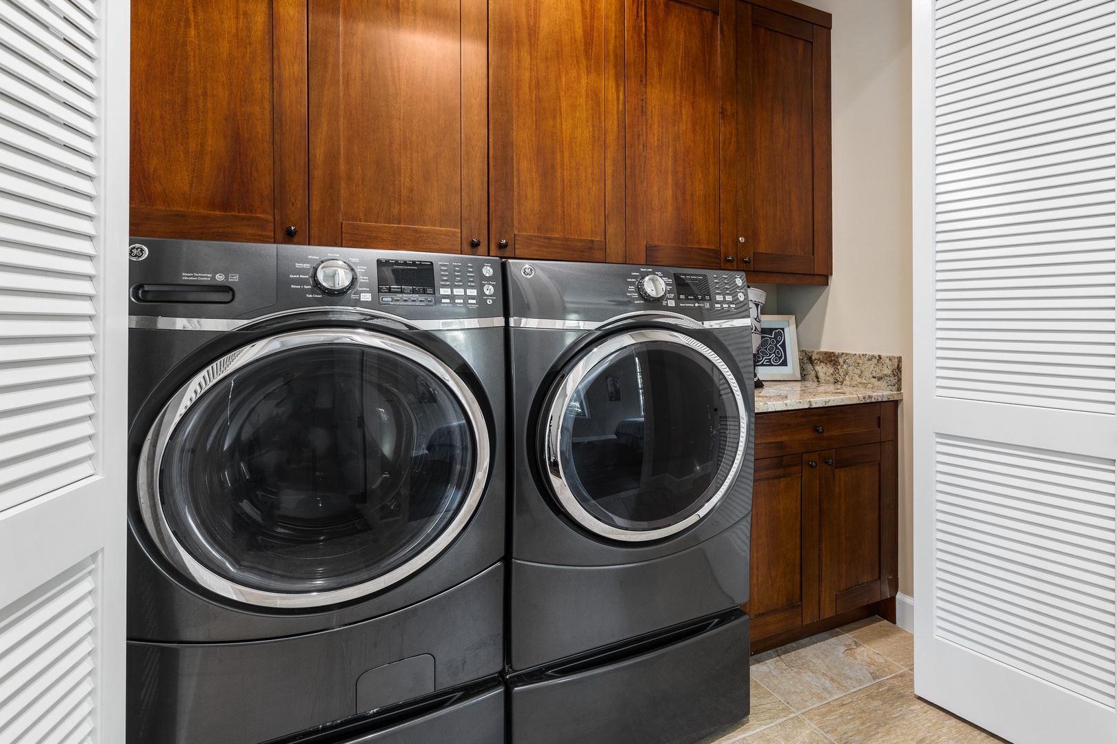 Kailua Kona Vacation Rentals, Kona Blue Vacations Holua Kai - The laundry room at Kona Blue Vacations Holua Kai features full-size appliances and built-in convenience.