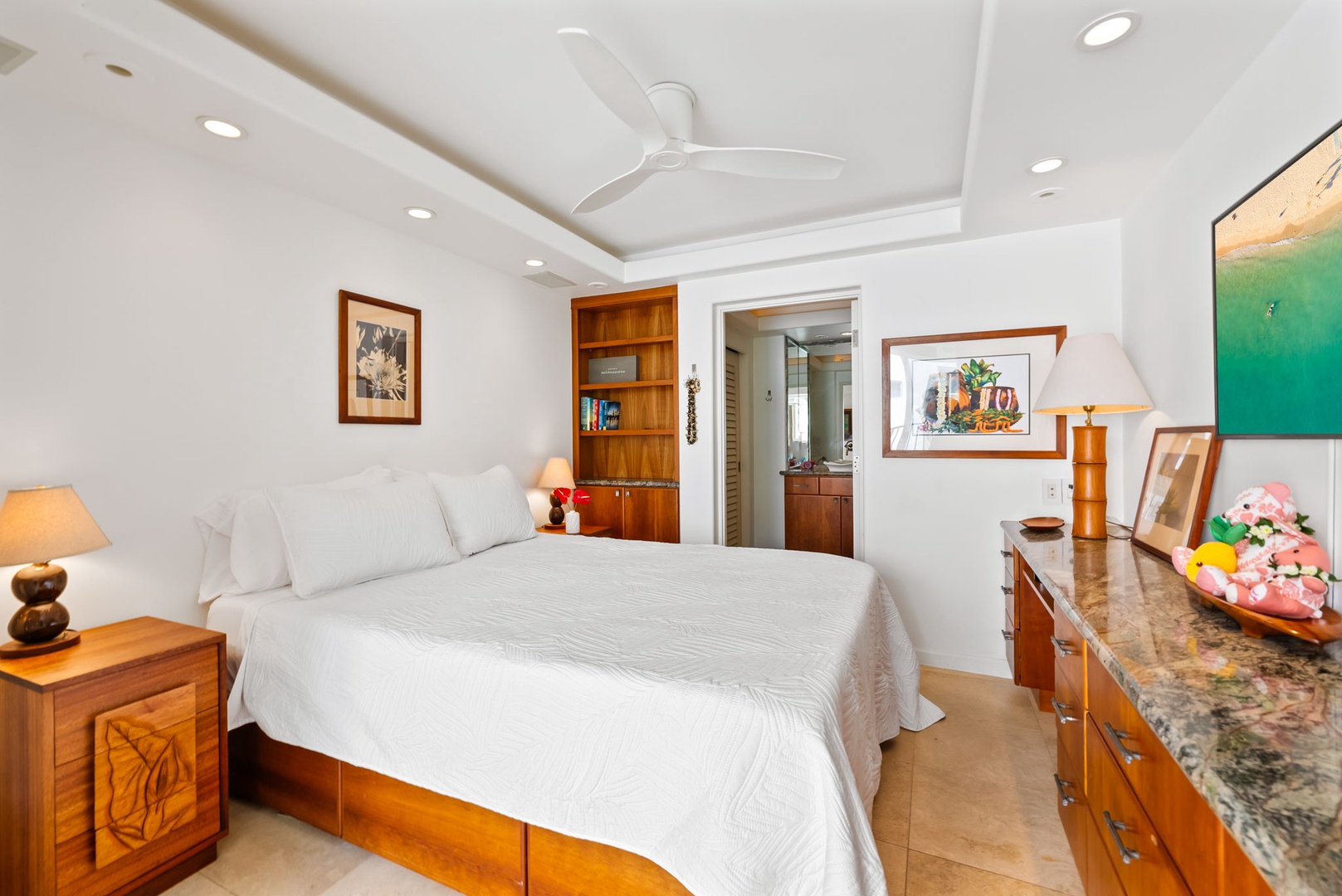 Honolulu Vacation Rentals, Kaimana Views - Bedroom with classic decor, ample storage, and modern amenities, perfect for a cozy and convenient stay.