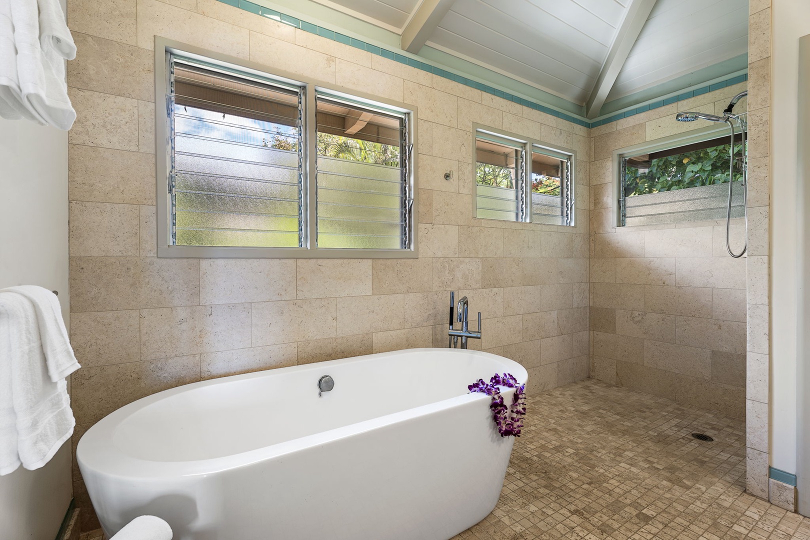 Kamuela Vacation Rentals, Island Time Retreat - Soaking tub or walk-in shower, this bath covers both after a day outside.