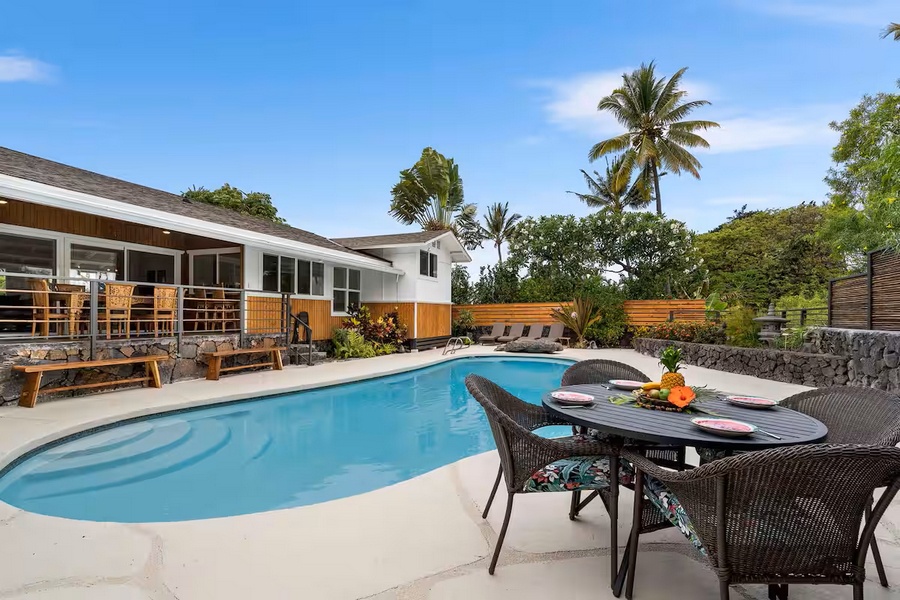 Kailua Kona Vacation Rentals, Manukai Hale - Dine al fresco beside the pool with the back lanai at your back.