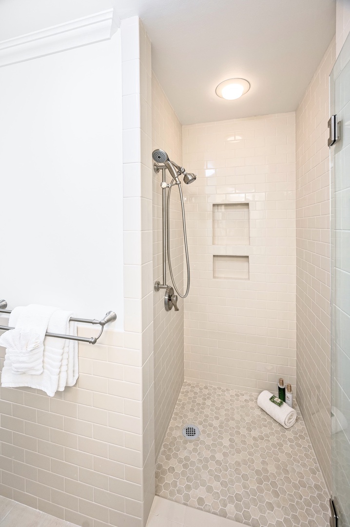 Kailua Vacation Rentals, Lanikai Seashore - There's also a walk-in shower in this bath
