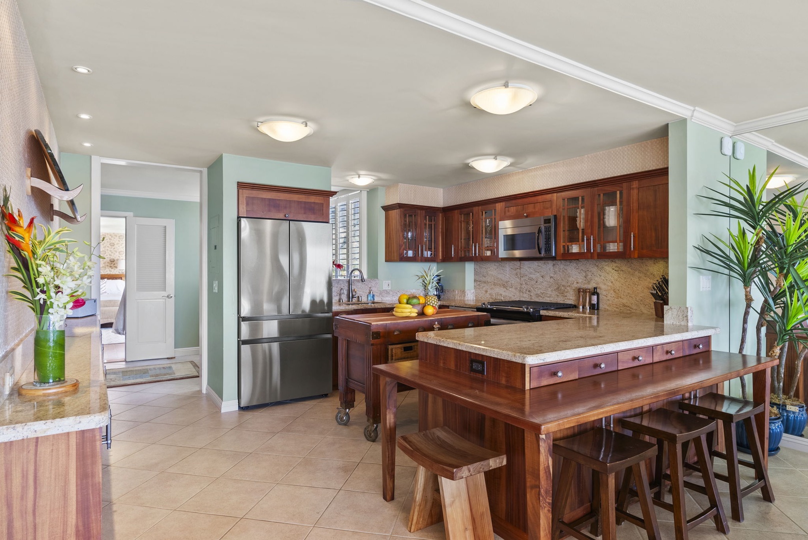 Honolulu Vacation Rentals, Hale Kaimana Breeze - Table good for 4, perfect for meals with a view.