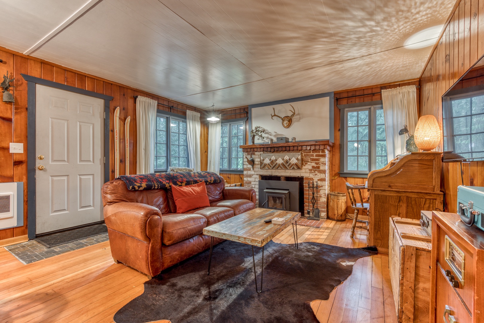 Brightwood Vacation Rentals, Springbrook Cabin - Welcome to Springbrook Cabin, a lovingly renovated 2-bedroom 1-bathroom mountain home nestled in the forests of Mt. Hood