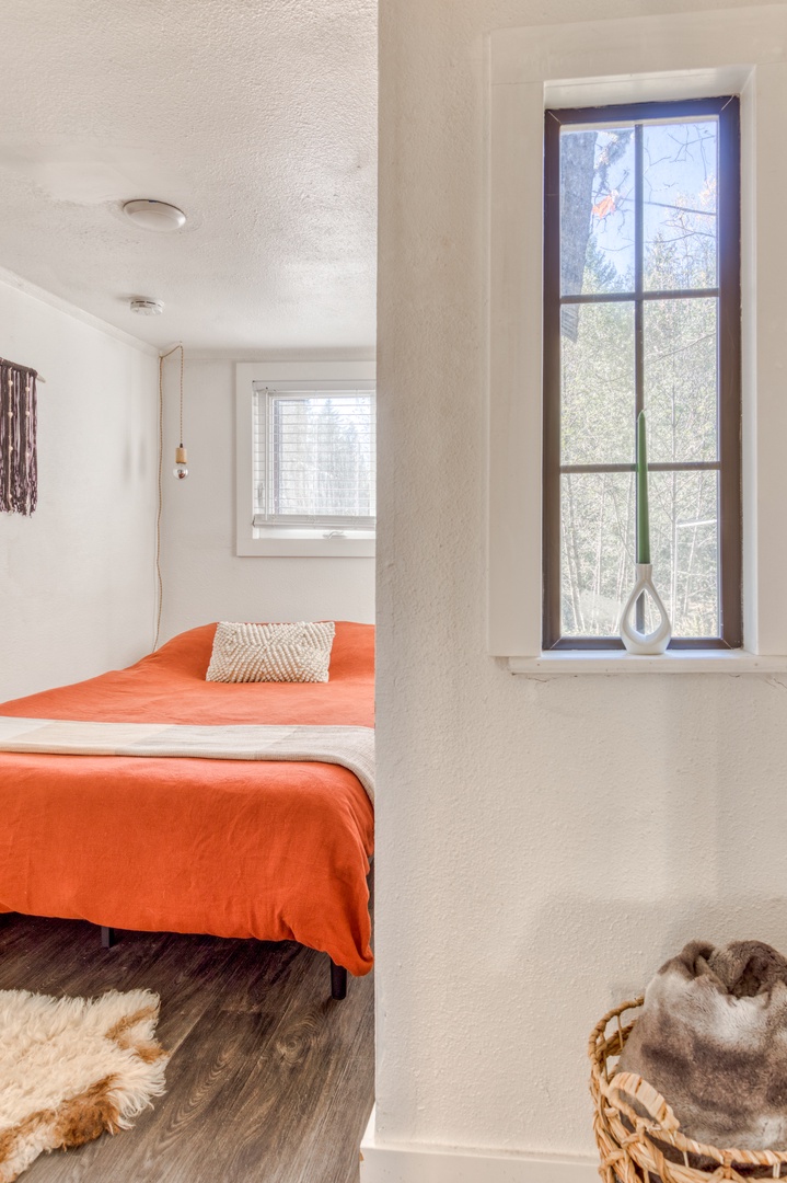 Rhododendron Vacation Rentals, Riverbend Cabin #1 - Cozy Bedroom with Queen bed