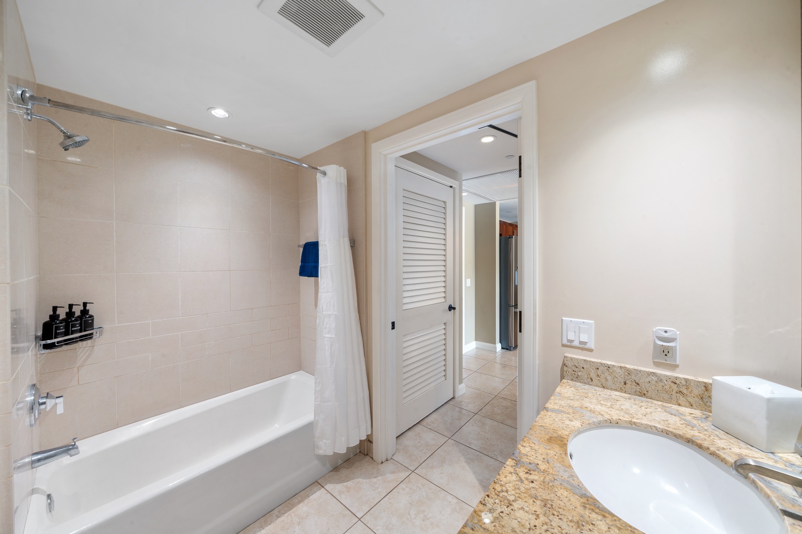 Lahaina Vacation Rentals, Honua Kai Konea 230/232 - Full guest bath in Honua Kai Konea 230/232 includes granite counters and a shower/tub combo