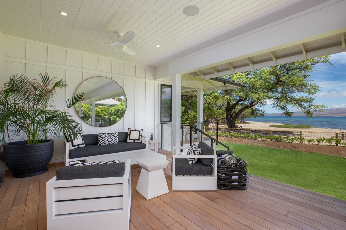 Kamuela Vacation Rentals, Puako Beach Getaway - Comfortable couches on the private lanai
