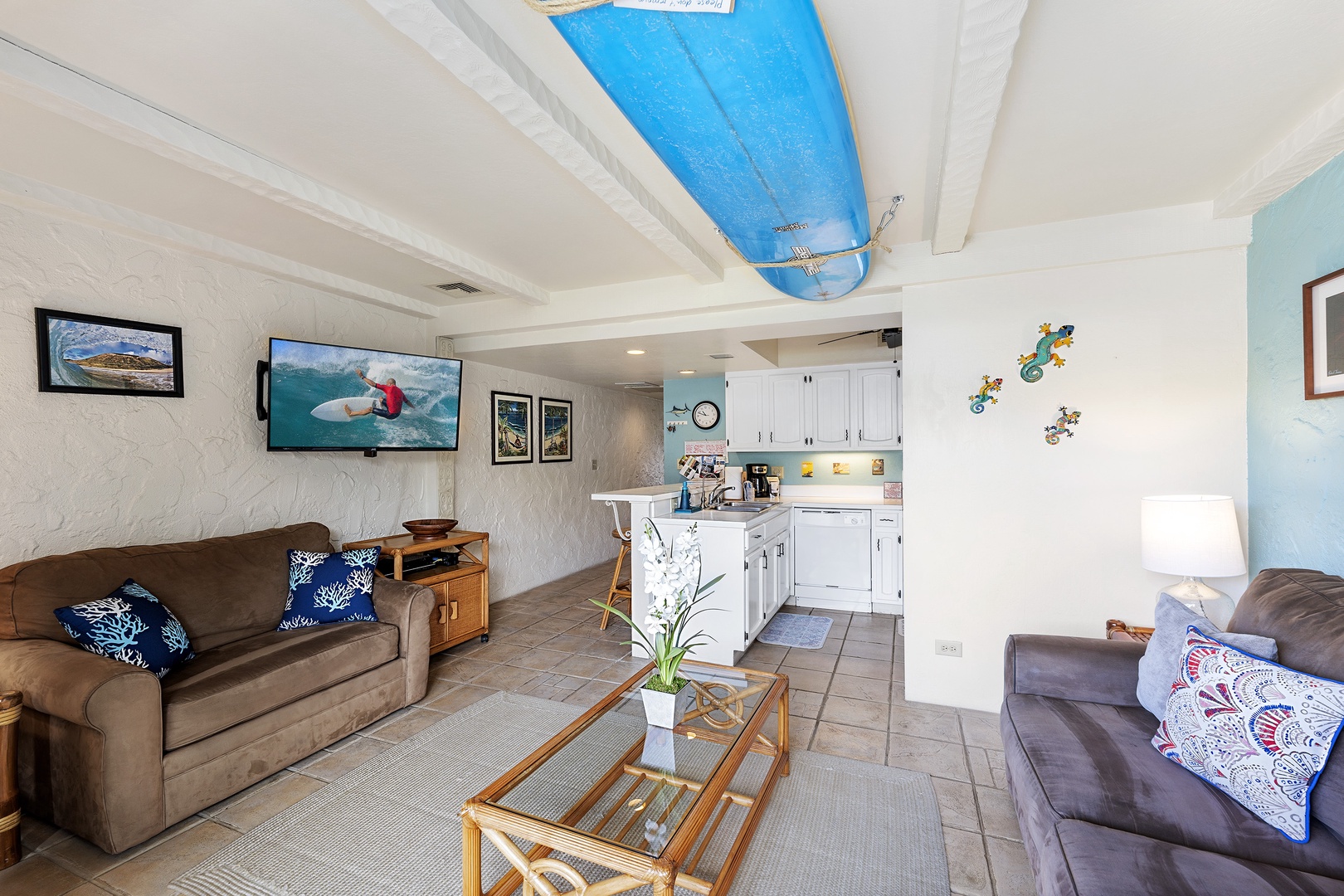 Kailua Kona Vacation Rentals, Casa De Emdeko 222 - Living room features cable TV