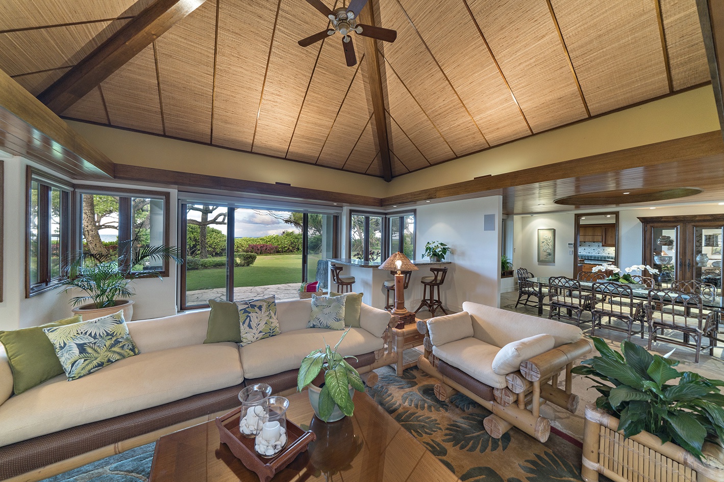 Kailua Vacation Rentals, Kailua's Kai Moena Estate - Guest house: Living room with bar area.