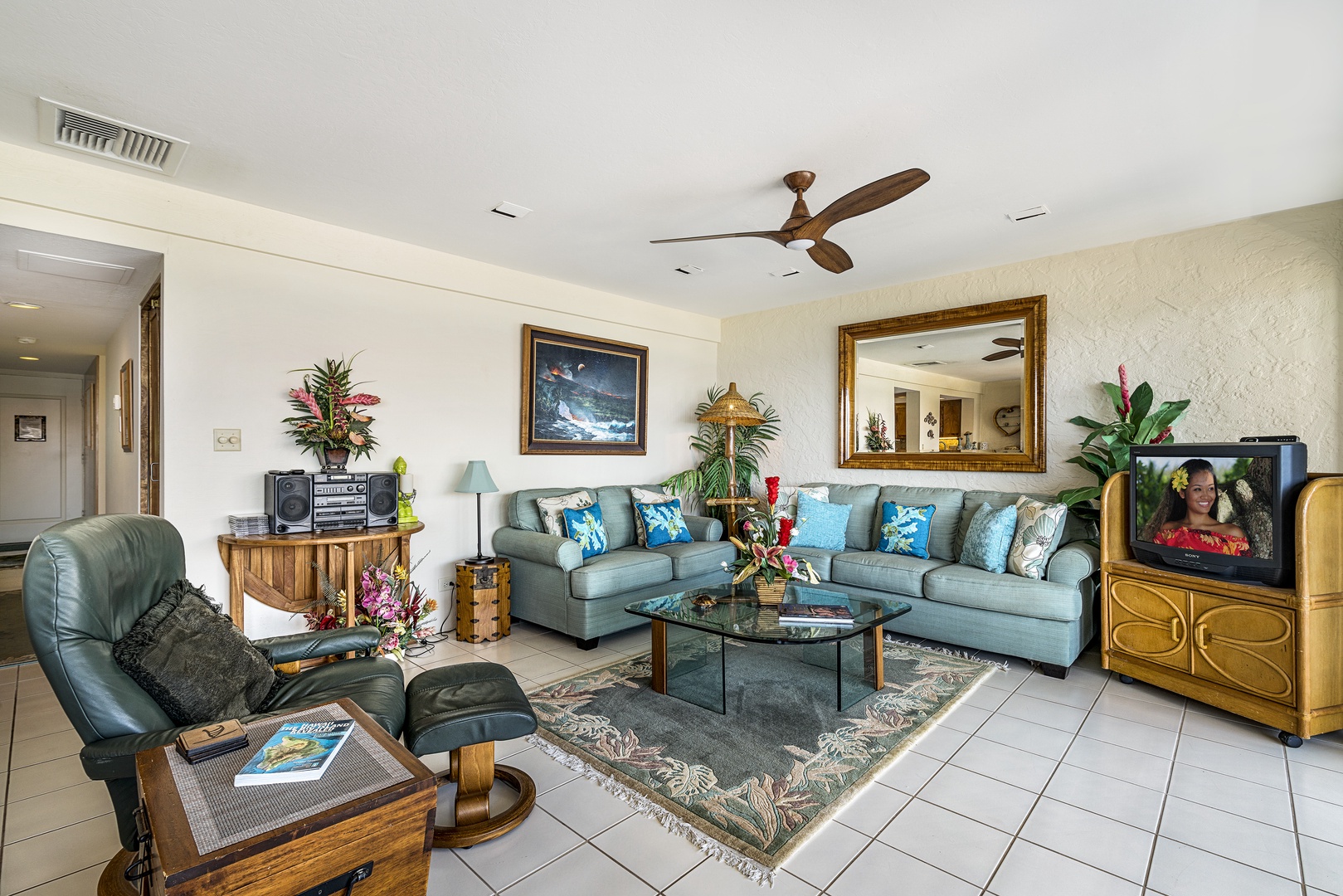 Kailua Kona Vacation Rentals, Casa De Emdeko 336 - Take your pick between the cozy couch or comfortable recliners
