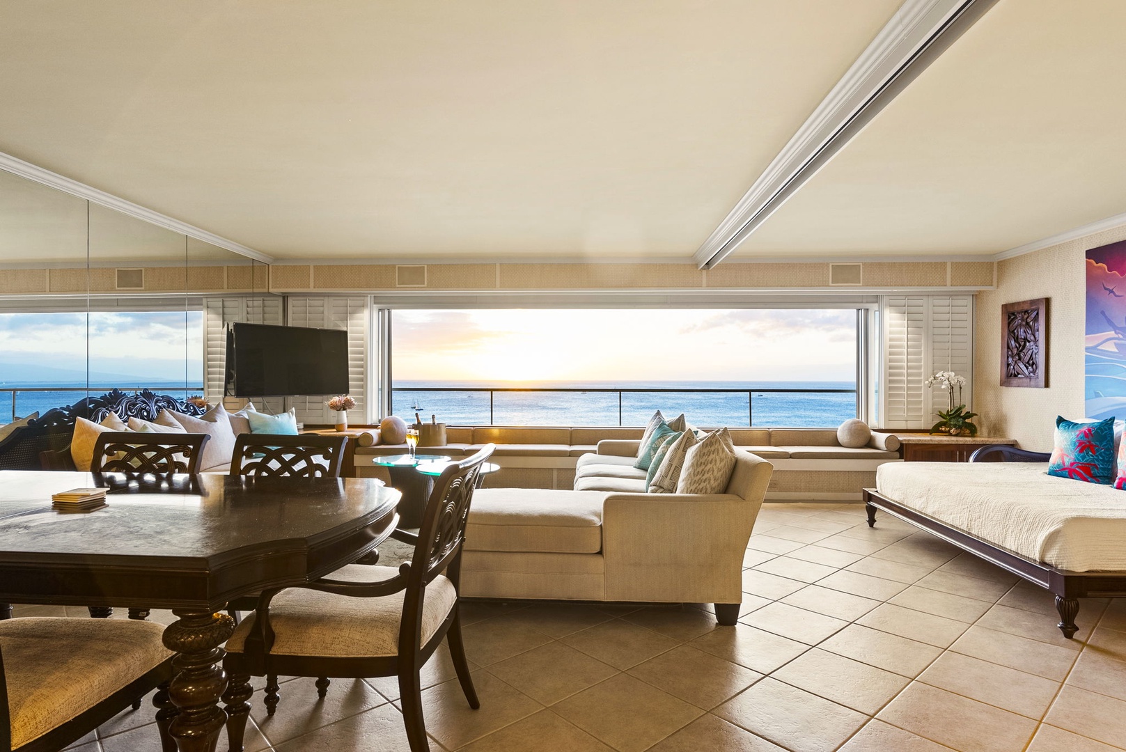 Honolulu Vacation Rentals, Hale Kaimana Breeze - Table good for 6, ideal for meals by the sea.