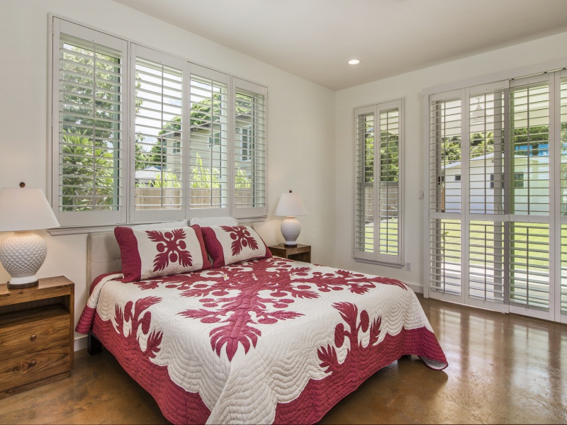 Kailua Vacation Rentals, Hale Nani Lanikai - First-floor primary bedroom with a Queen size bed has doors to a covered lanai.