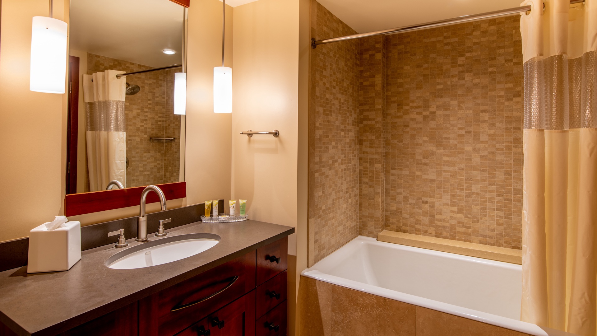 Kapolei Vacation Rentals, Ko Olina Beach Villas B901 - The second guest bathroom tub and shower combo.