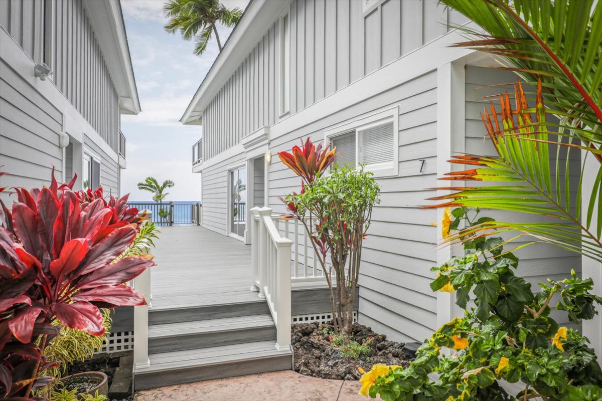 Kailua Kona Vacation Rentals, Hale Kai O'Kona #7 - three steps to enter the condo and three to be with your toes in the sand
