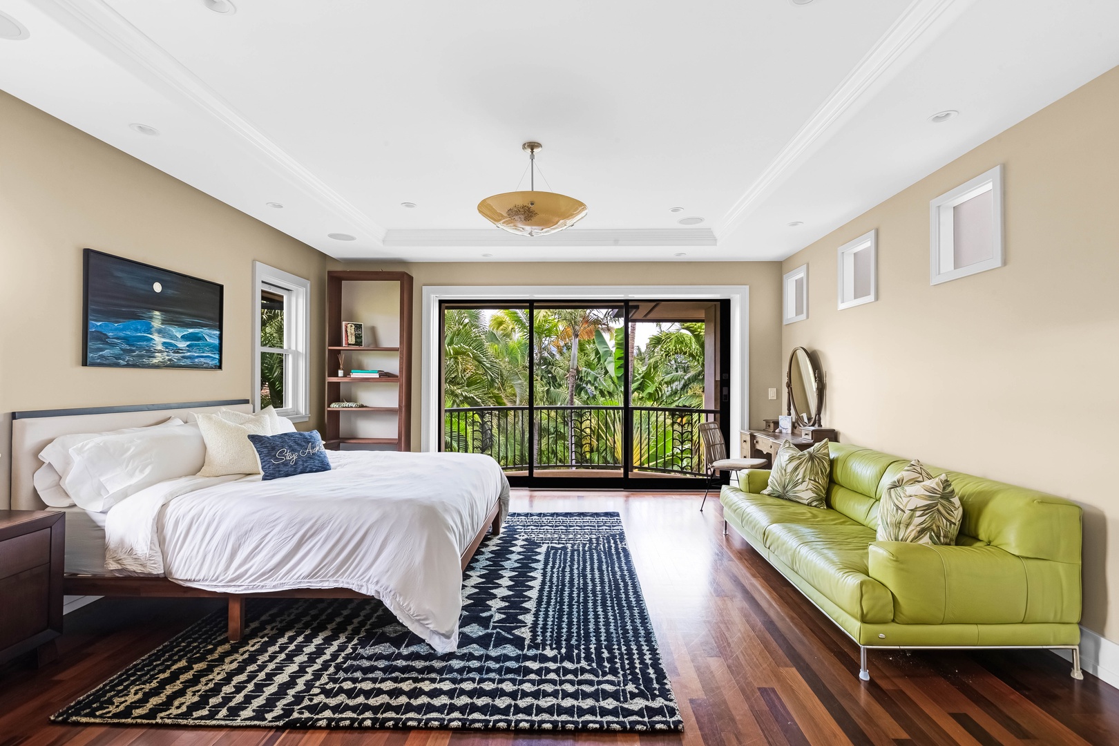 Honolulu Vacation Rentals, Pili Pono - Large guest suite with California king bed, and tropical backdrop.