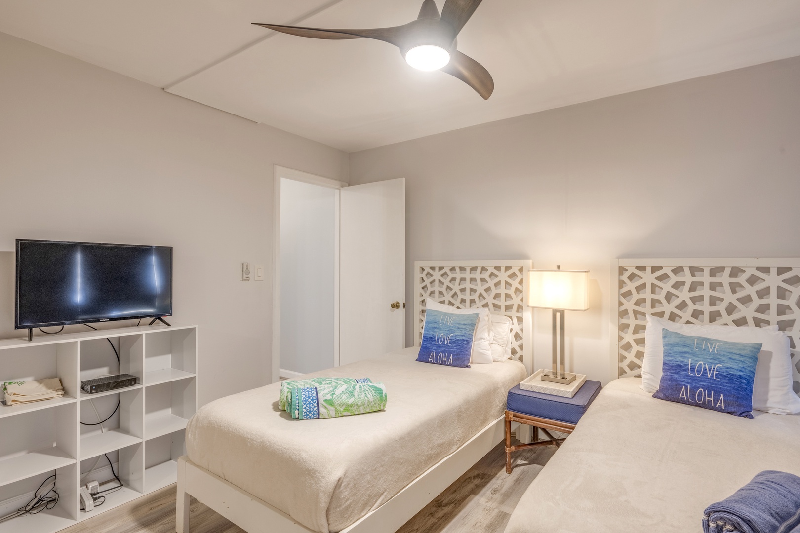 Lahaina Vacation Rentals, Kahana Villas E408 - The guest bedroom has two twin beds, ceiling fan and TV.