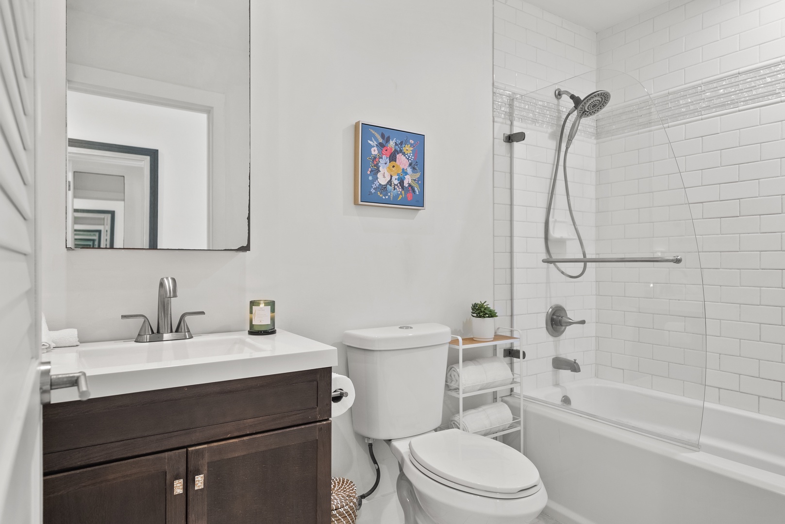 Kaaawa Vacation Rentals, Ka'a'awa Hale - Modern bathroom with sleek fixtures, a clean design, and a relaxing tub.