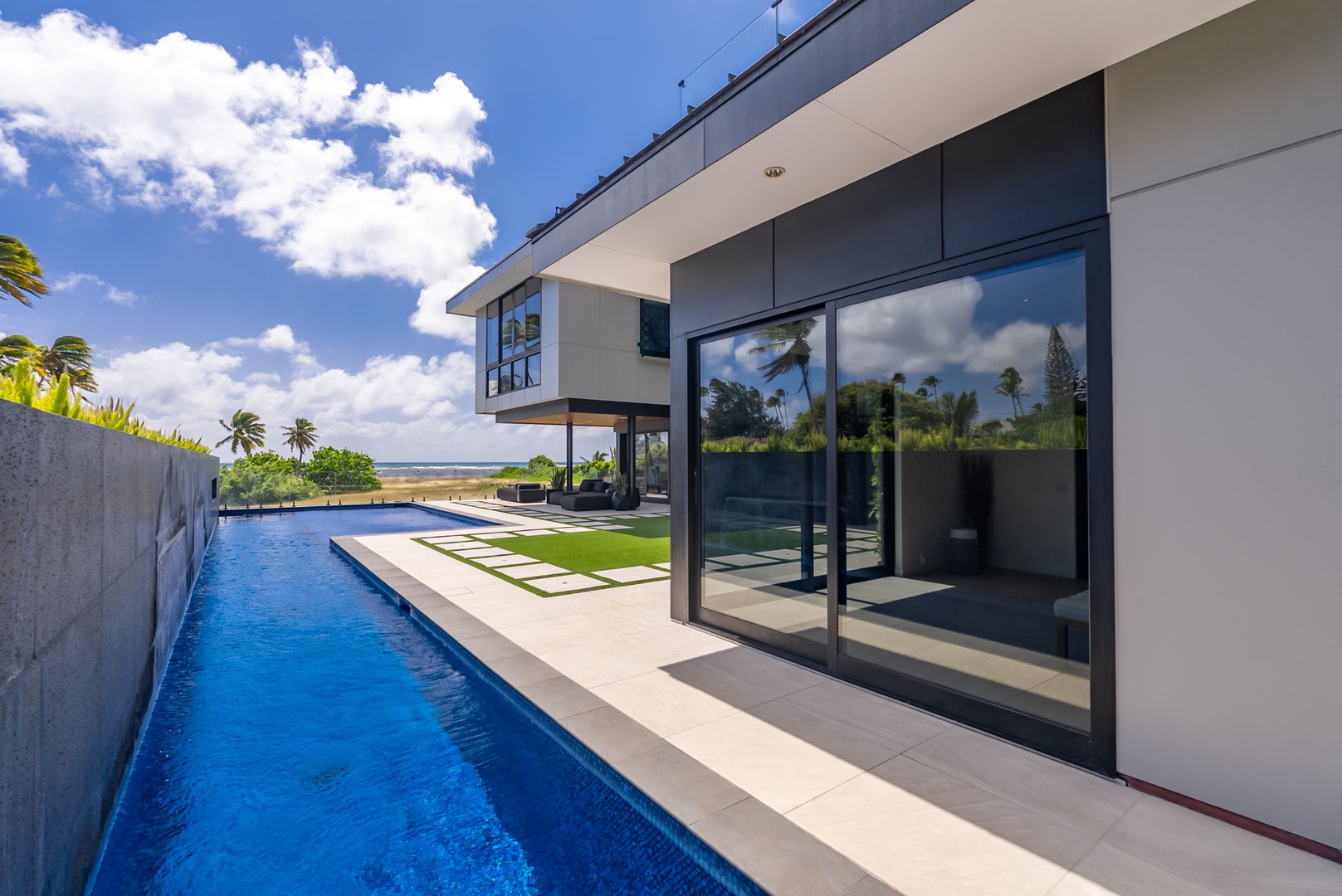 Honolulu Vacation Rentals, Ocean Villa Emilie - Seamless indoor-outdoor design—lounge by the pool or retreat to air-conditioned comfort.