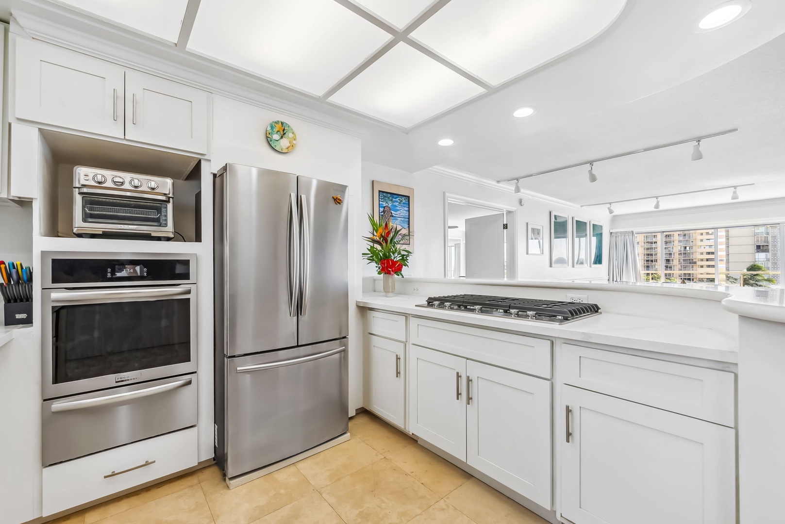 Honolulu Vacation Rentals, Colony Surf Getaway - Stylish kitchen featuring top-tier appliances and sleek cabinetry for a convenient meal prep.