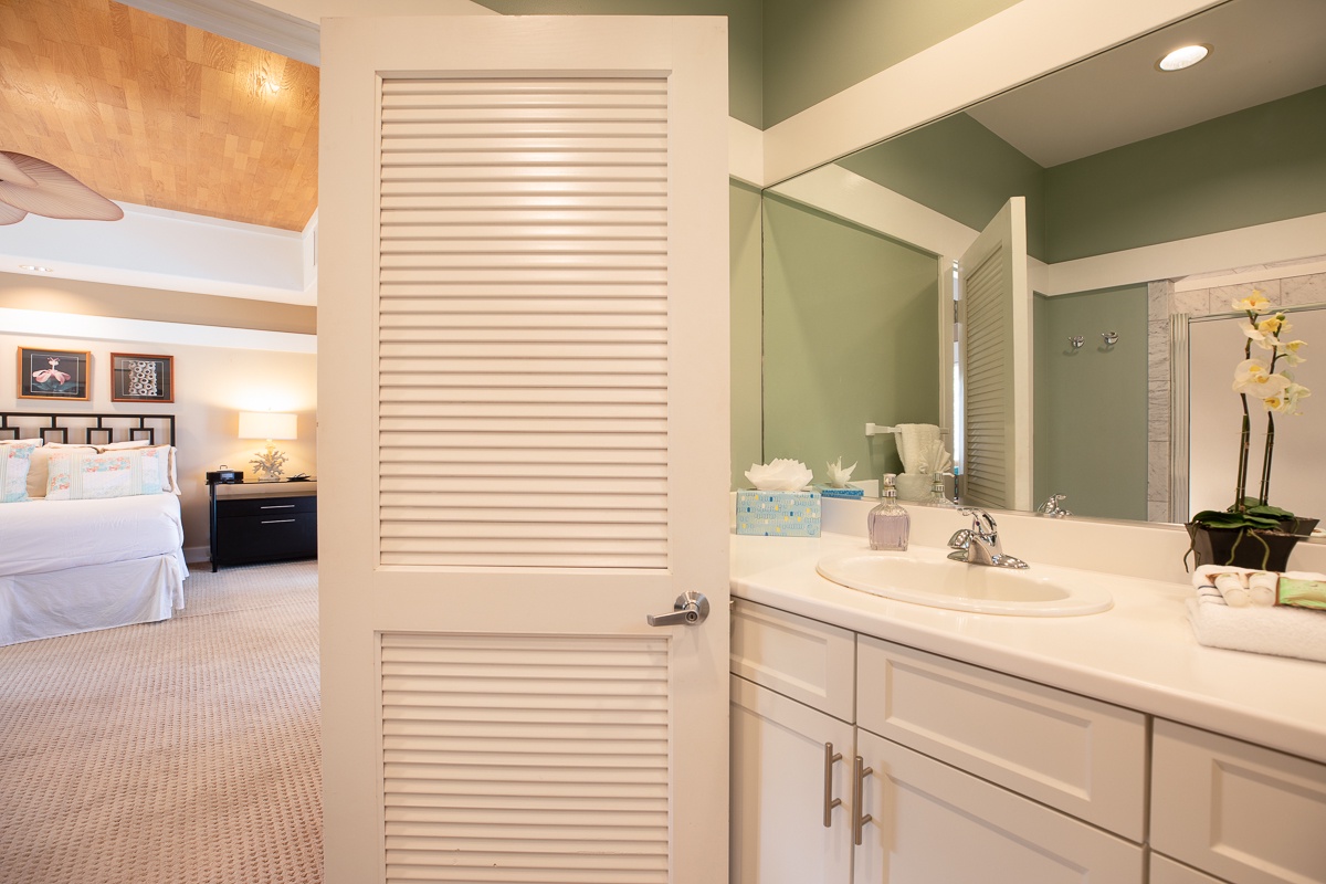Kamuela Vacation Rentals, White House By The Sea* - Bathroom