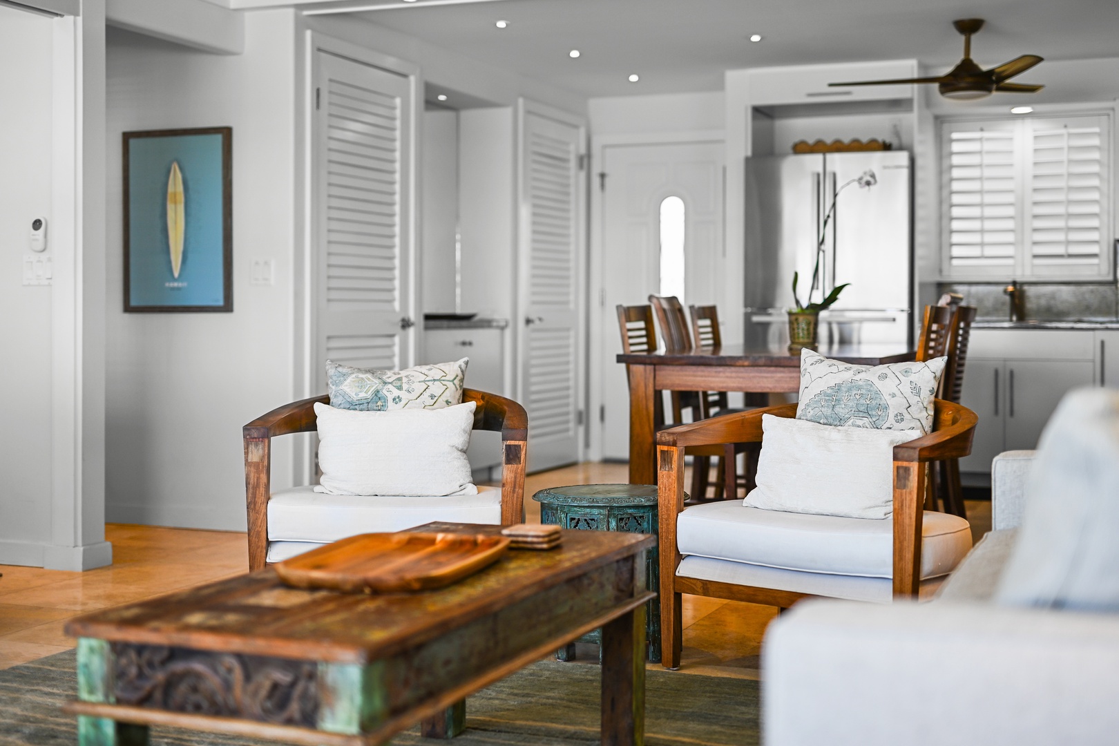 Honolulu Vacation Rentals, Kaimana Shores Getaway - Comfortable seating and a cozy dining space make this the perfect setting for shared meals and relaxing evenings.