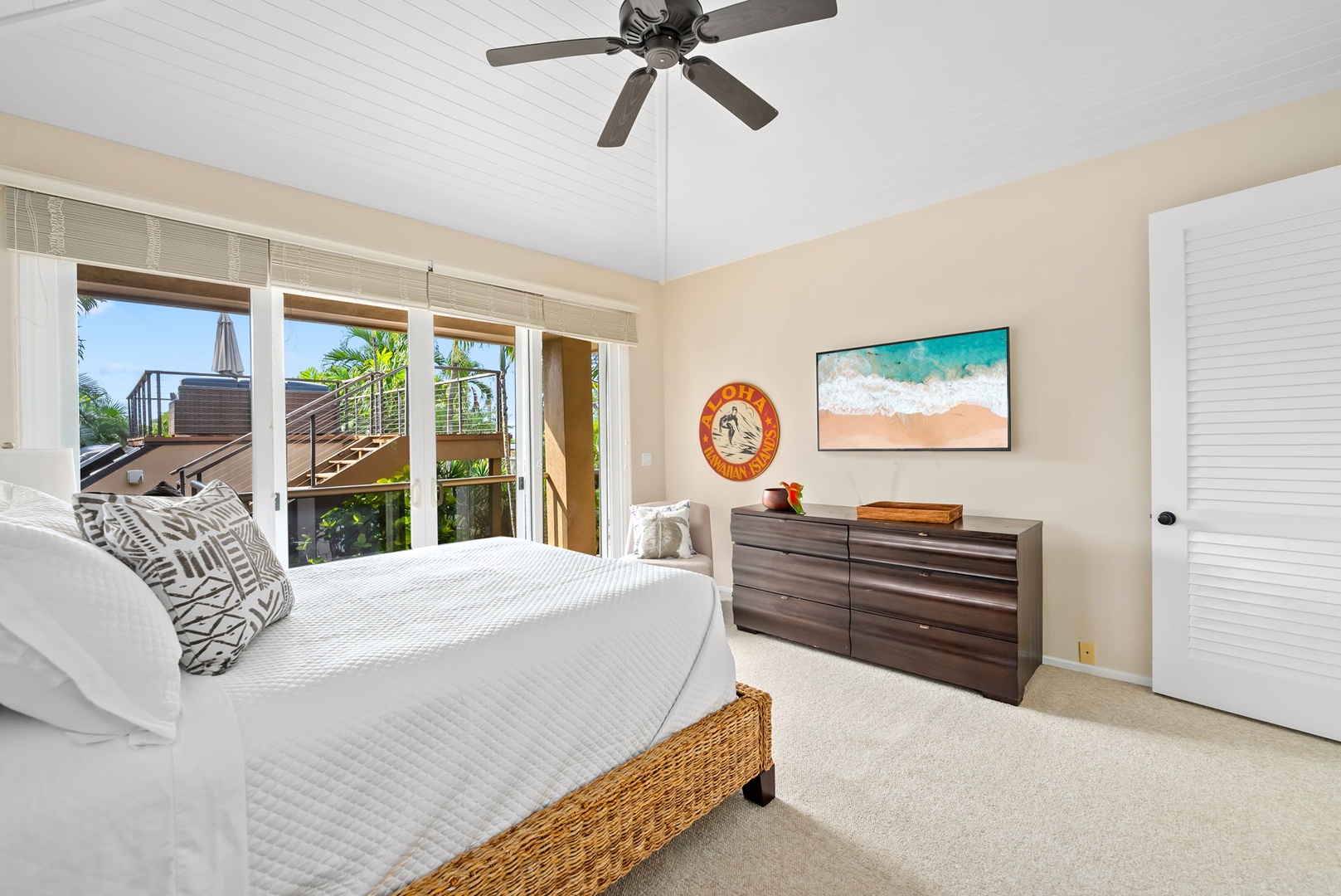 Honolulu Vacation Rentals, Diamond Head Luxe - Wake up to tropical breezes in your peaceful bedroom, where a ceiling fan keeps you comfortable and large windows reveal lush greenery outside.
