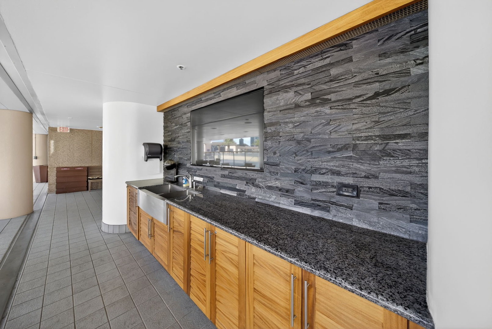 Honolulu Vacation Rentals, Island View at Waikiki Landmark - Prep meals with ease at the community outdoor kitchen and grilling station.