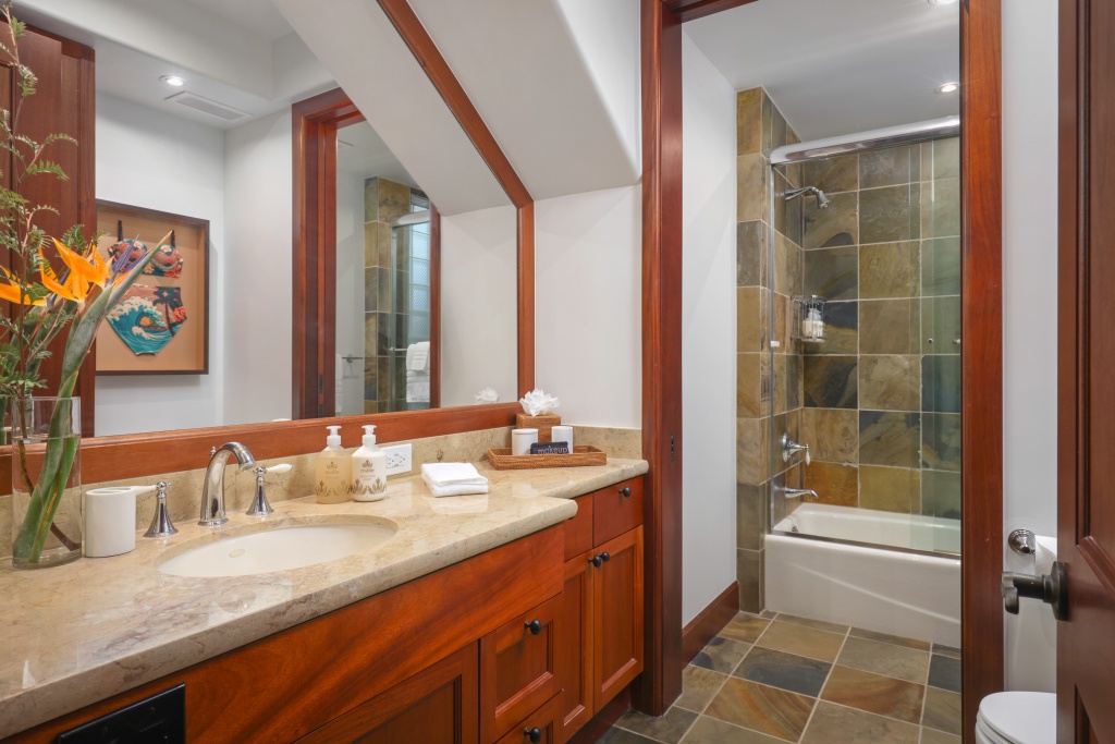 Kailua Kona Vacation Rentals, 3BD Ke Alaula Villa (217C) at Hualalai Resort - Full bath off Guest Room #3.