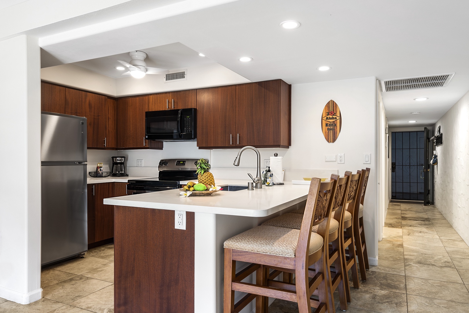 Kailua Kona Vacation Rentals, Casa De Emdeko 104 - Breakfast bar for 4!