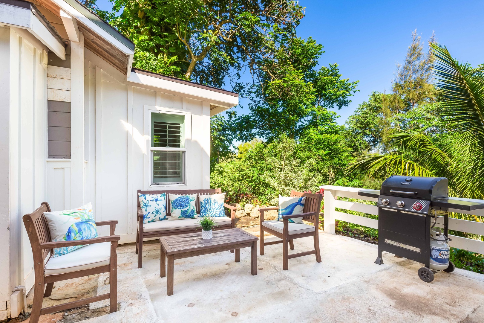 Haleiwa Vacation Rentals, Mele Makana - Barbecue area nestled between the house and cottage