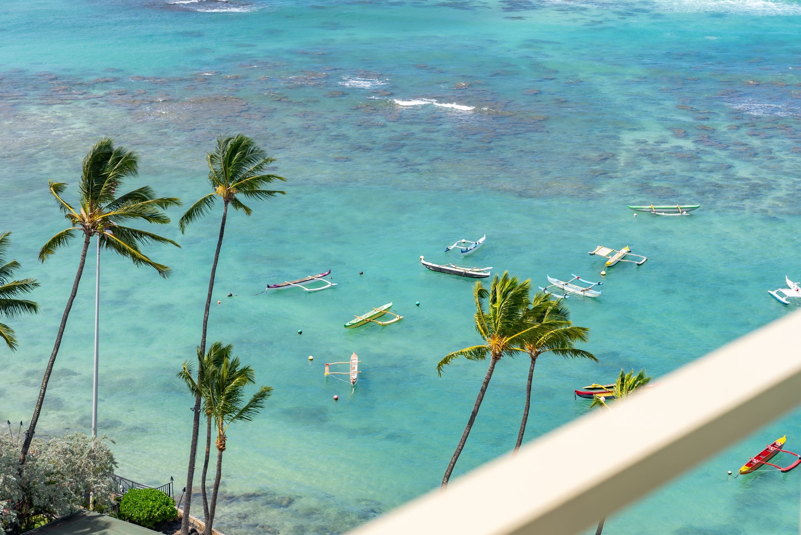 Honolulu Vacation Rentals, Colony Surf Getaway - Enjoy the ocean views from your dining area!