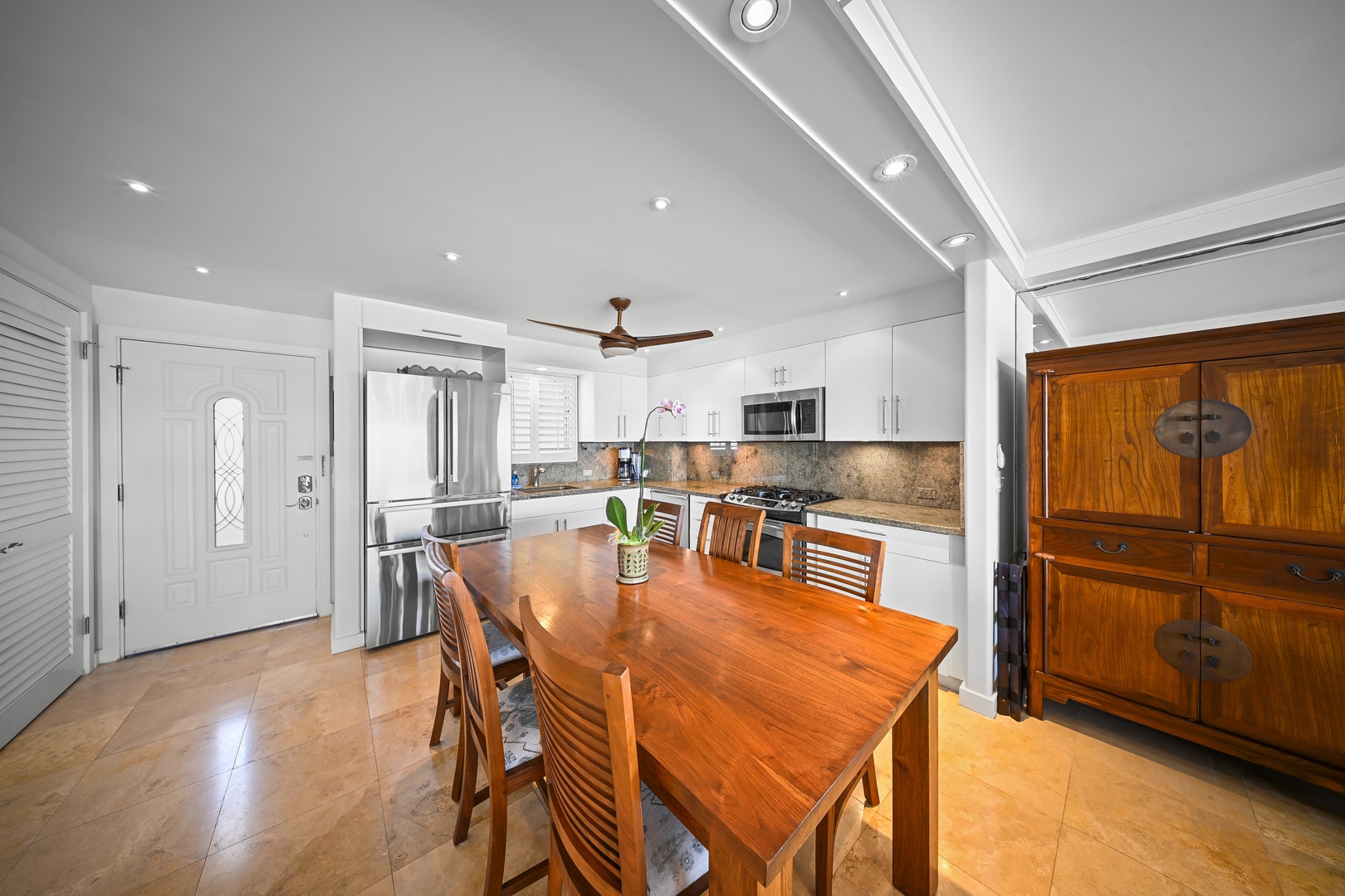 Honolulu Vacation Rentals, Kaimana Shores Getaway - Gather around the dining table conveniently located beside the kitchen, making shared meals easy and enjoyable.