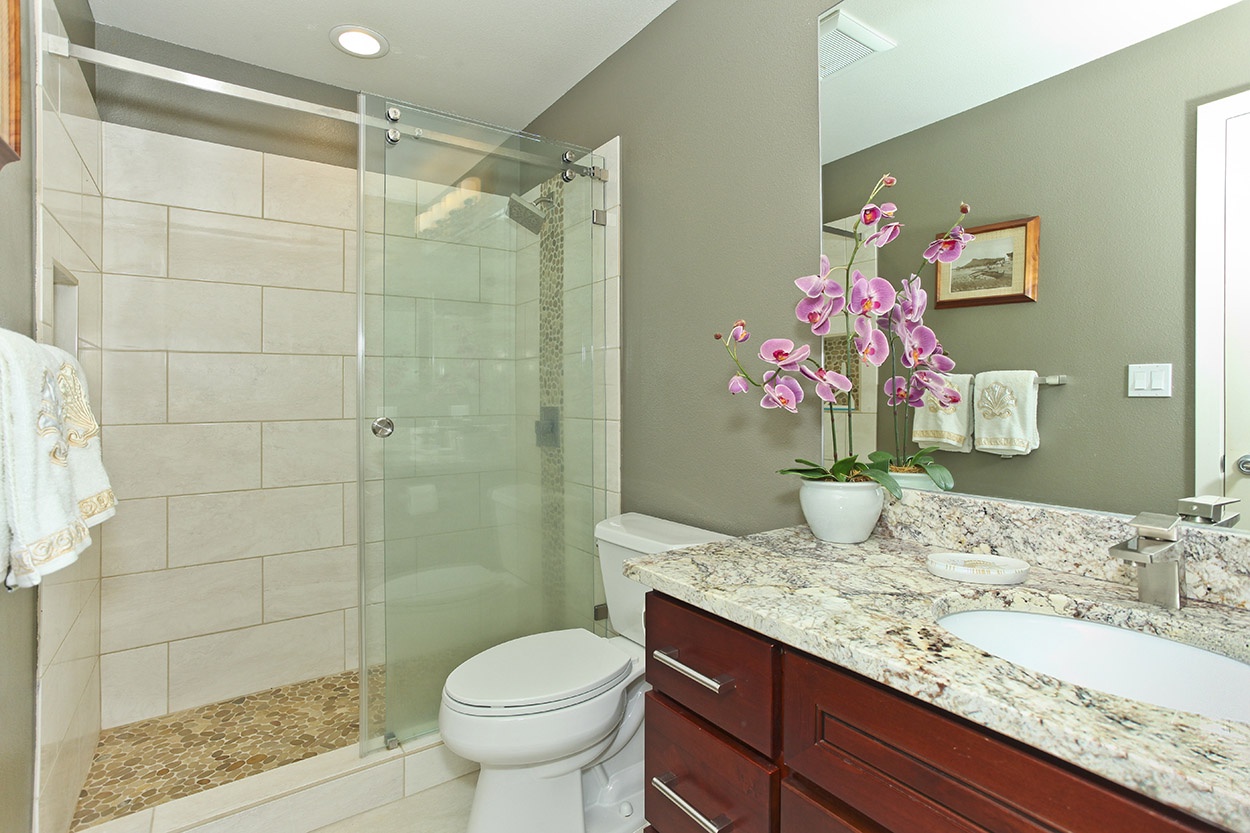 Kapolei Vacation Rentals, Fairways at Ko Olina 22H - The second guest bathroom has a walk-in shower.