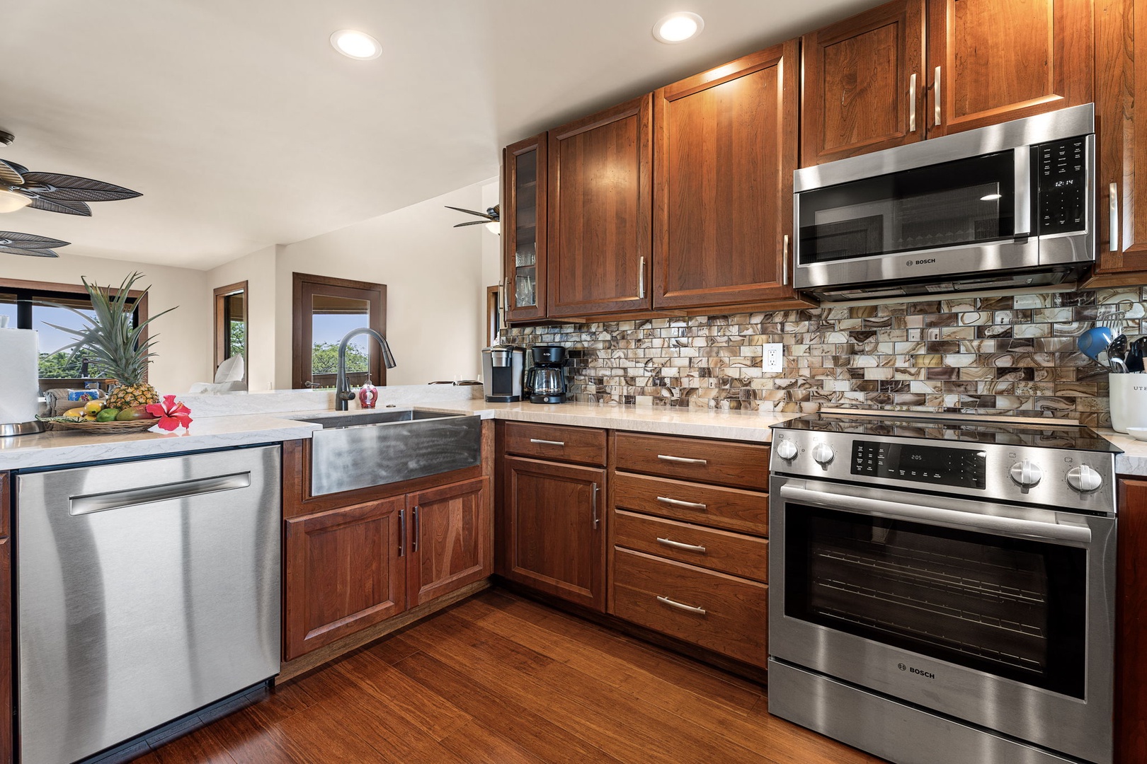 Kailua Kona Vacation Rentals, Royal Kahili 401A - Modern kitchen with stainless steel appliances and ample counter space.