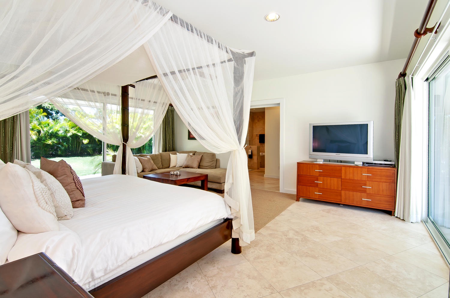 Honolulu Vacation Rentals, Kahala Lani - Primary Bedroom with King Bed