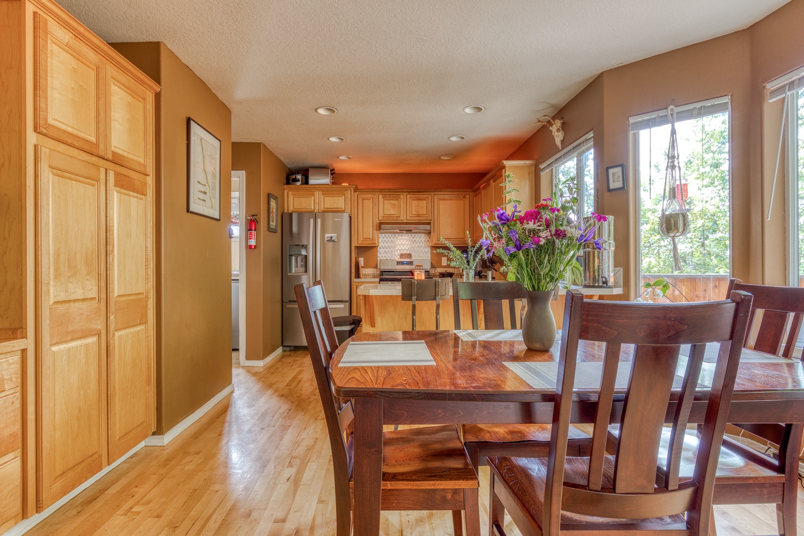 Clackamas Vacation Rentals, Duck Crossing - Enjoy a delicious meal here with loved ones