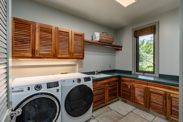Kamuela Vacation Rentals, Canoe House & Beach Walker at Champion Ridge - Spacious laundry room with modern appliances, plenty of counter space, and ample storage for convenience.