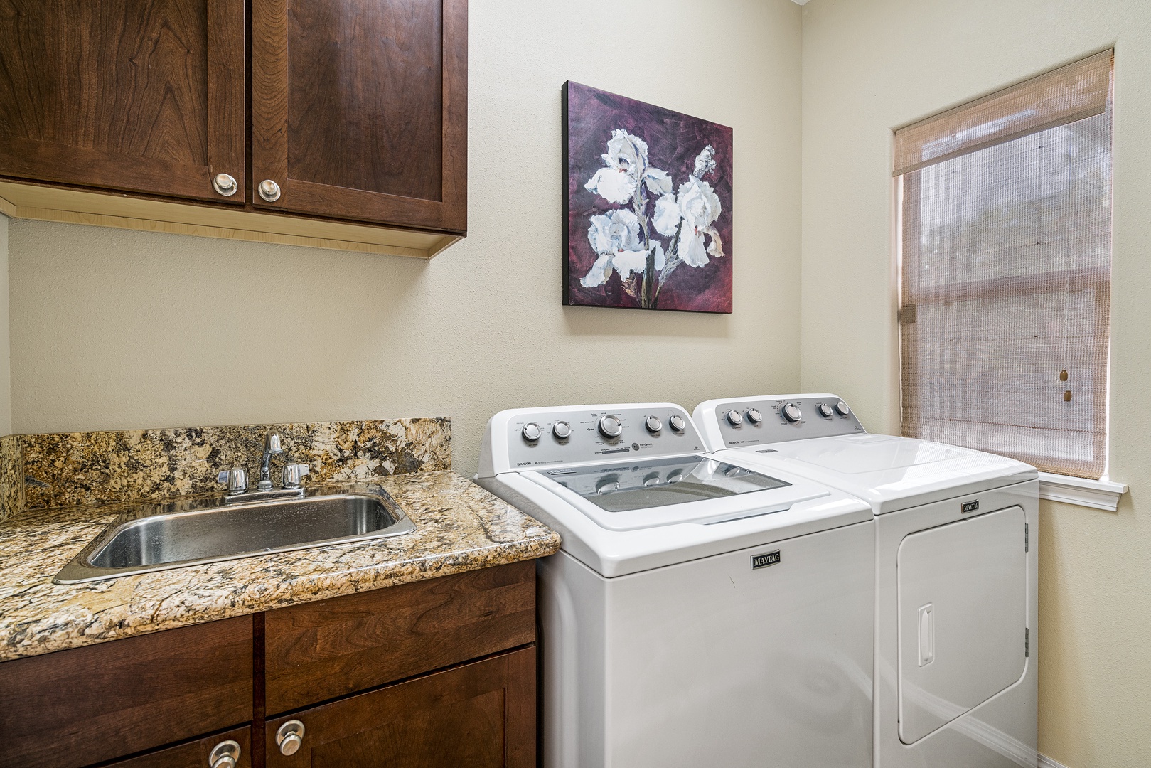 Kailua Kona Vacation Rentals, Sunset Hale - Full laundry room with washer, dryer, and granite counters—ideal for extended stays.