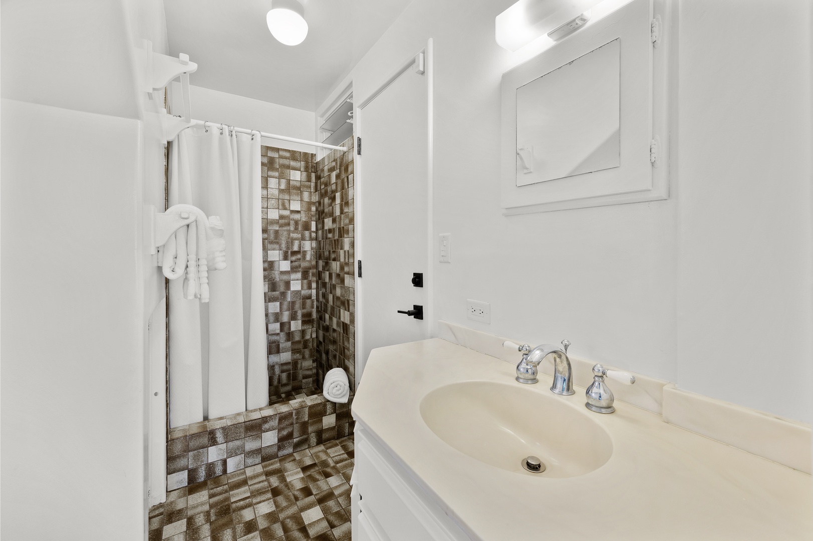 Kailua Vacation Rentals, Kailua Hale Kahakai - Guest Full Bath/Powder Room with walk-in shower