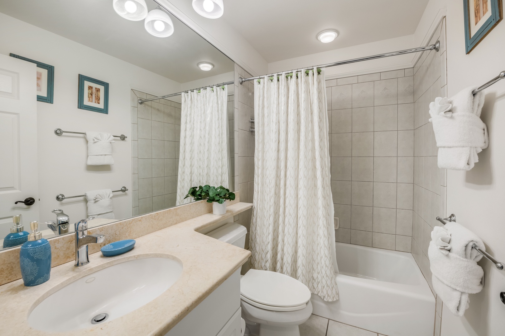 Waikoloa Vacation Rentals, Waikoloa Colony Villas 403 - Upstairs guest bathroom includes a full tub/shower combo and granite vanity—comfort and function with clean, fresh design.