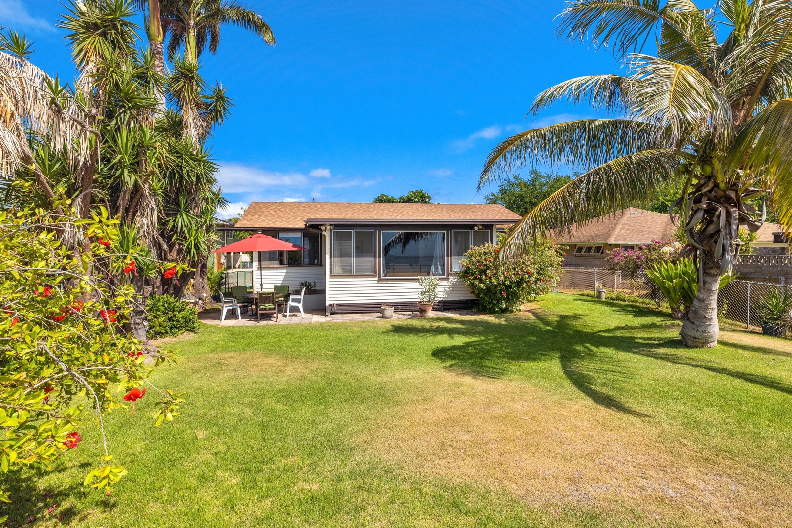 Ewa Beach Vacation Rentals, Ewa Beachfront Cottage - The garden yard with outdoor furniture.