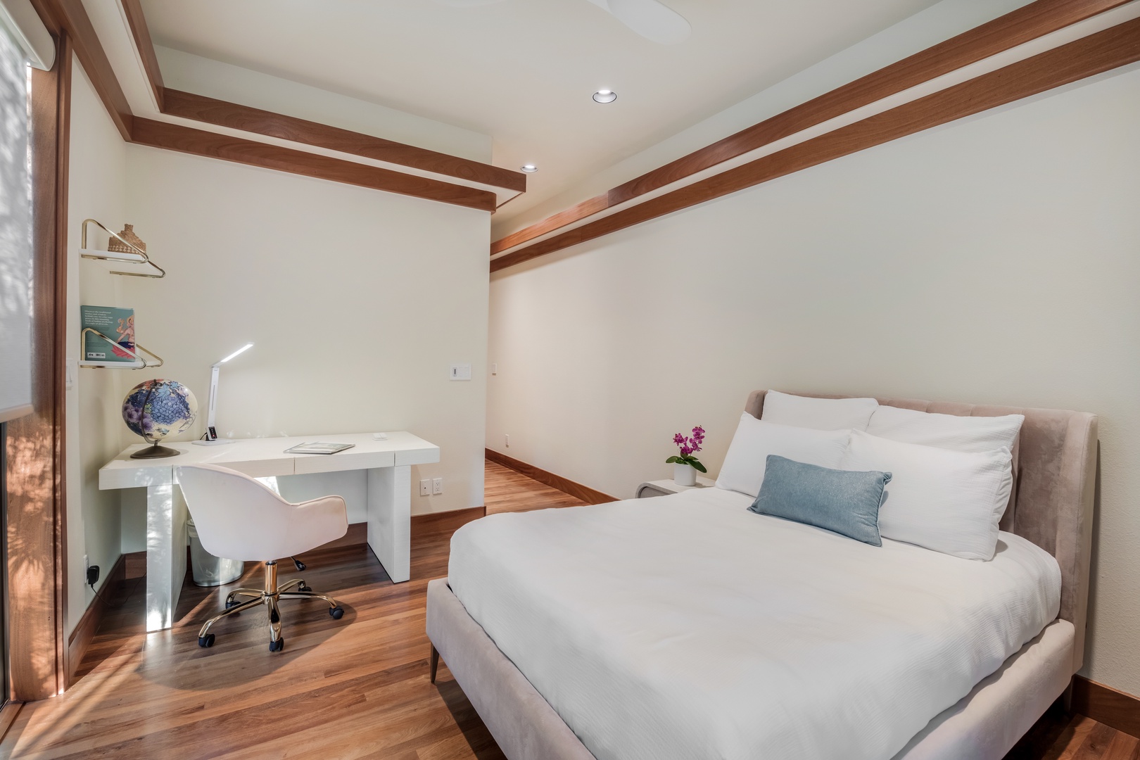 Kamuela Vacation Rentals, Champion Ridge Elegance - Minimalist Guest Suite 3 featuring a double bed and serene outdoor access for a tranquil retreat.