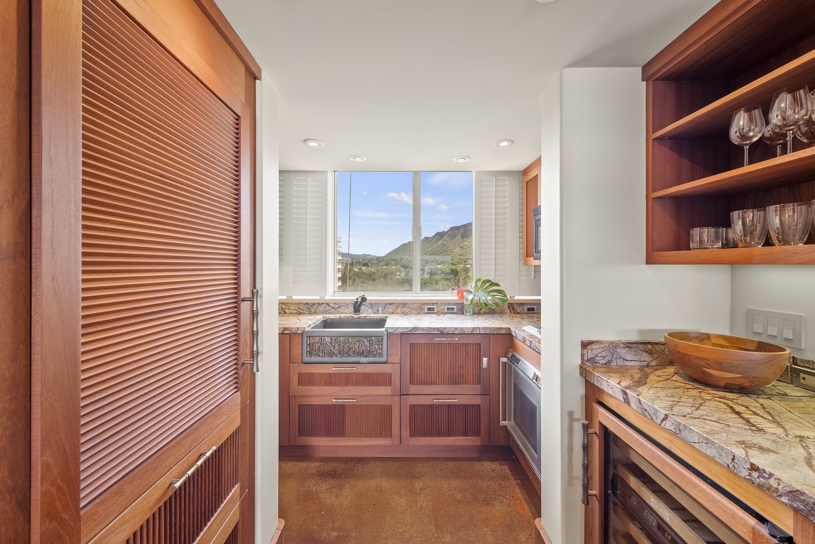 Honolulu Vacation Rentals, Diamond Head Sunset - Prepare your favorite island-inspired meals with views of the city and mountain range